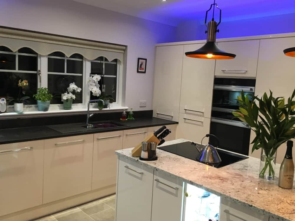Kashmir Kitchen with Granite Worktop — photo 2
