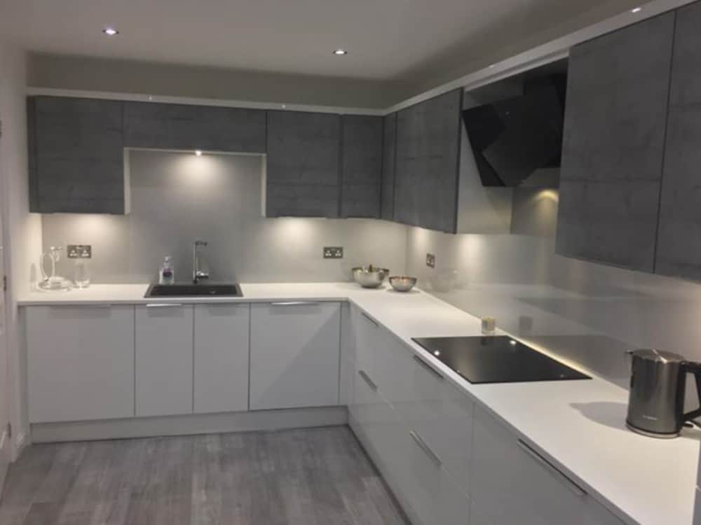 Grey Gloss Kitchen Larbert — photo 2