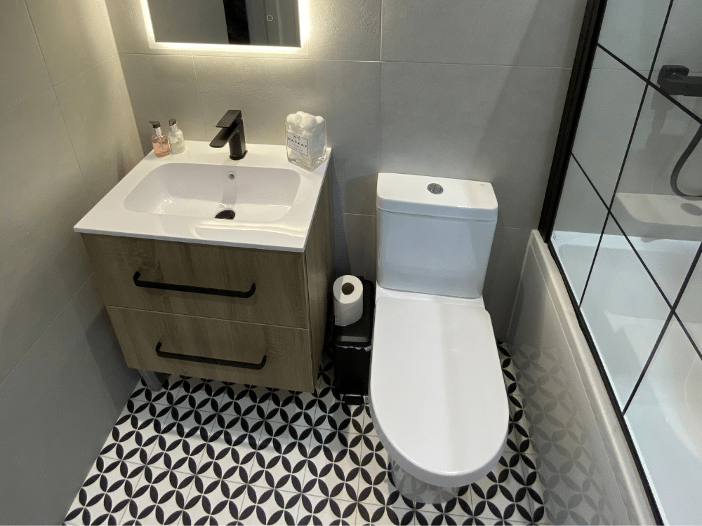 Mr & Mrs MacKay Bathroom — photo 2
