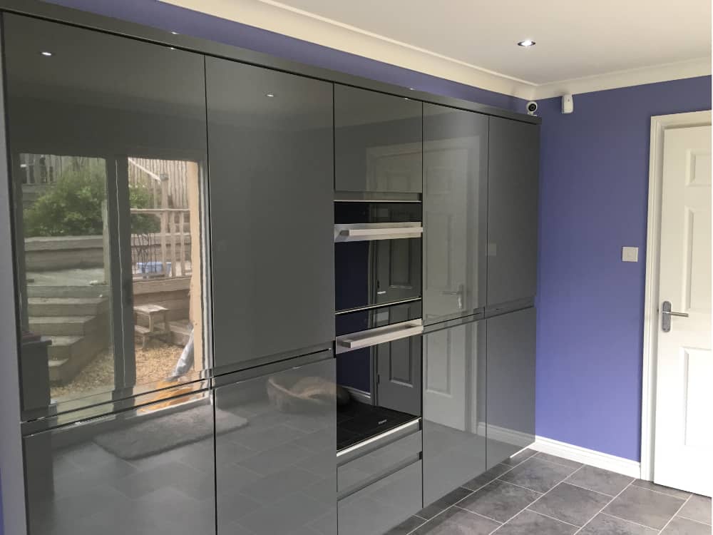 High Gloss Dakota Mixed Door Kitchen — photo 3